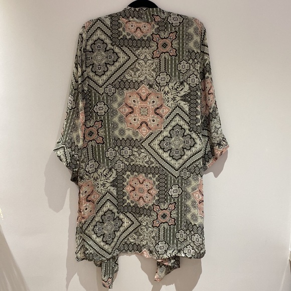 TAHARI Printed Shawl/Wrap - Picture 7 of 7